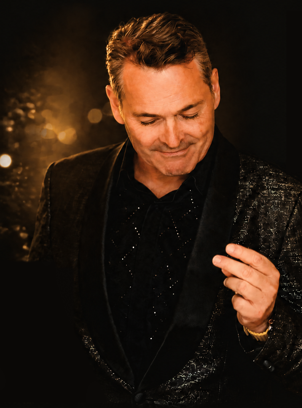 Chris Oliver im warmen Noir-Gold-Look